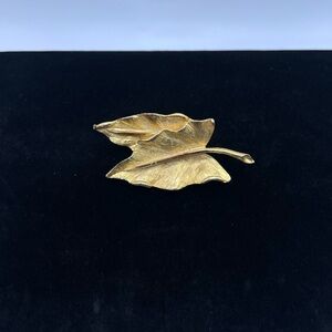 Vintage Signed BSK Gold Tone Textured Leaf Brooch Pin
